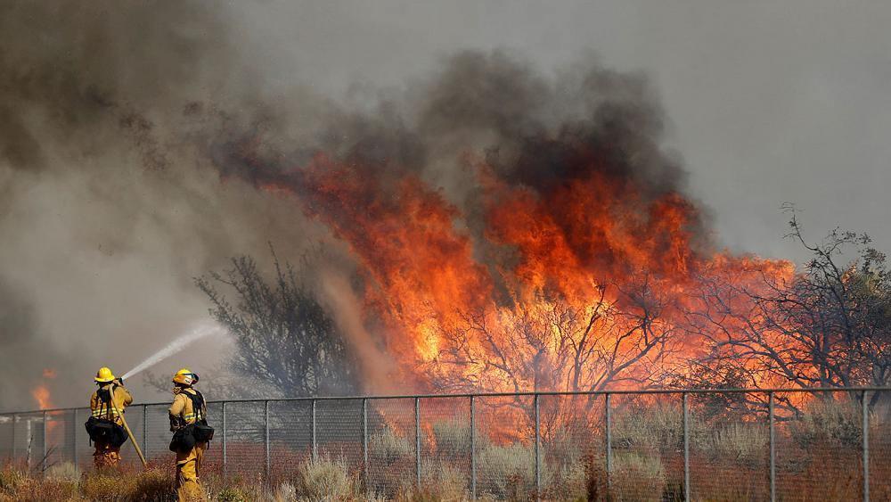 Губернатор Калифорнии: Тушение пожаров на Рождество стало нормой