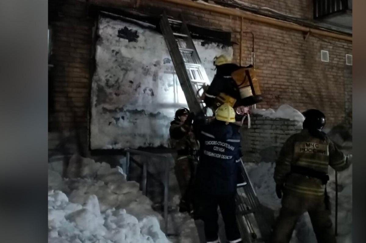 В Челябинске козырек подъезда рухнул перед входом и заблокировал жильцов, плиту удалось демонтировать