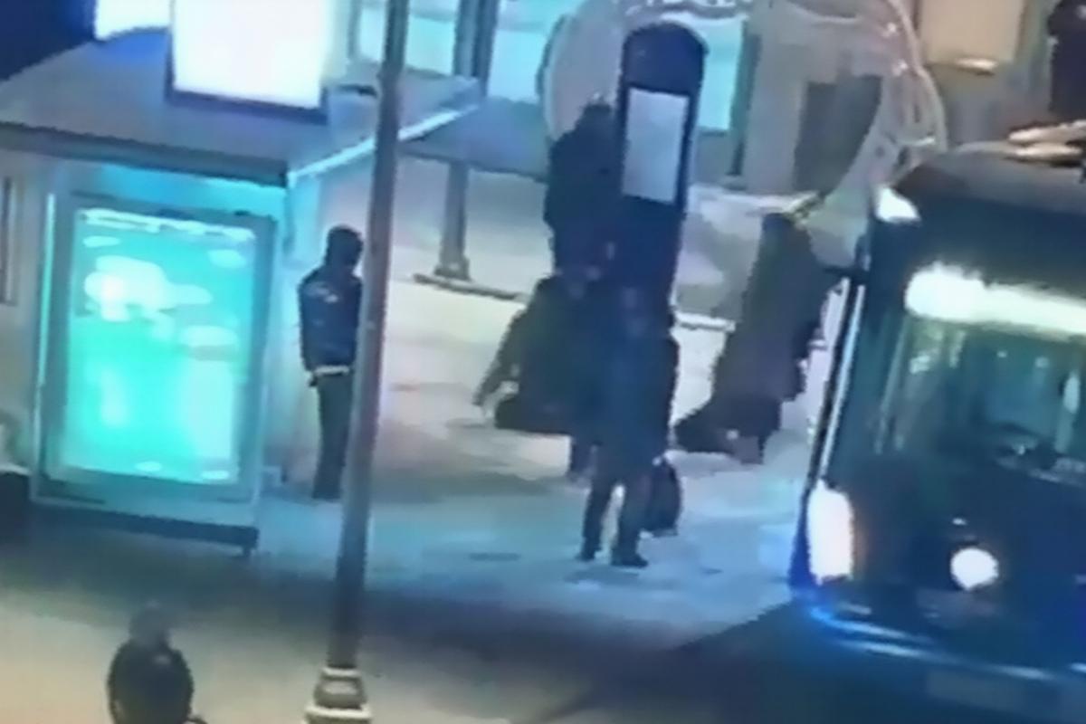 Появилось видео ночной драки на автобусной остановке в Москве