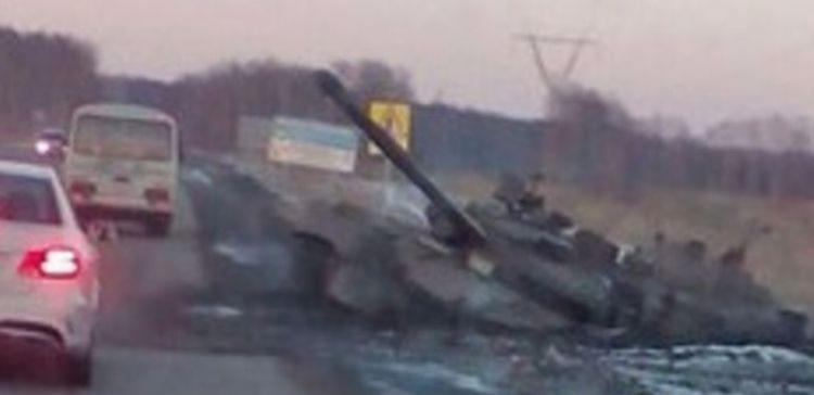 На автотрассе под Новосибирском в грязи застрял танк