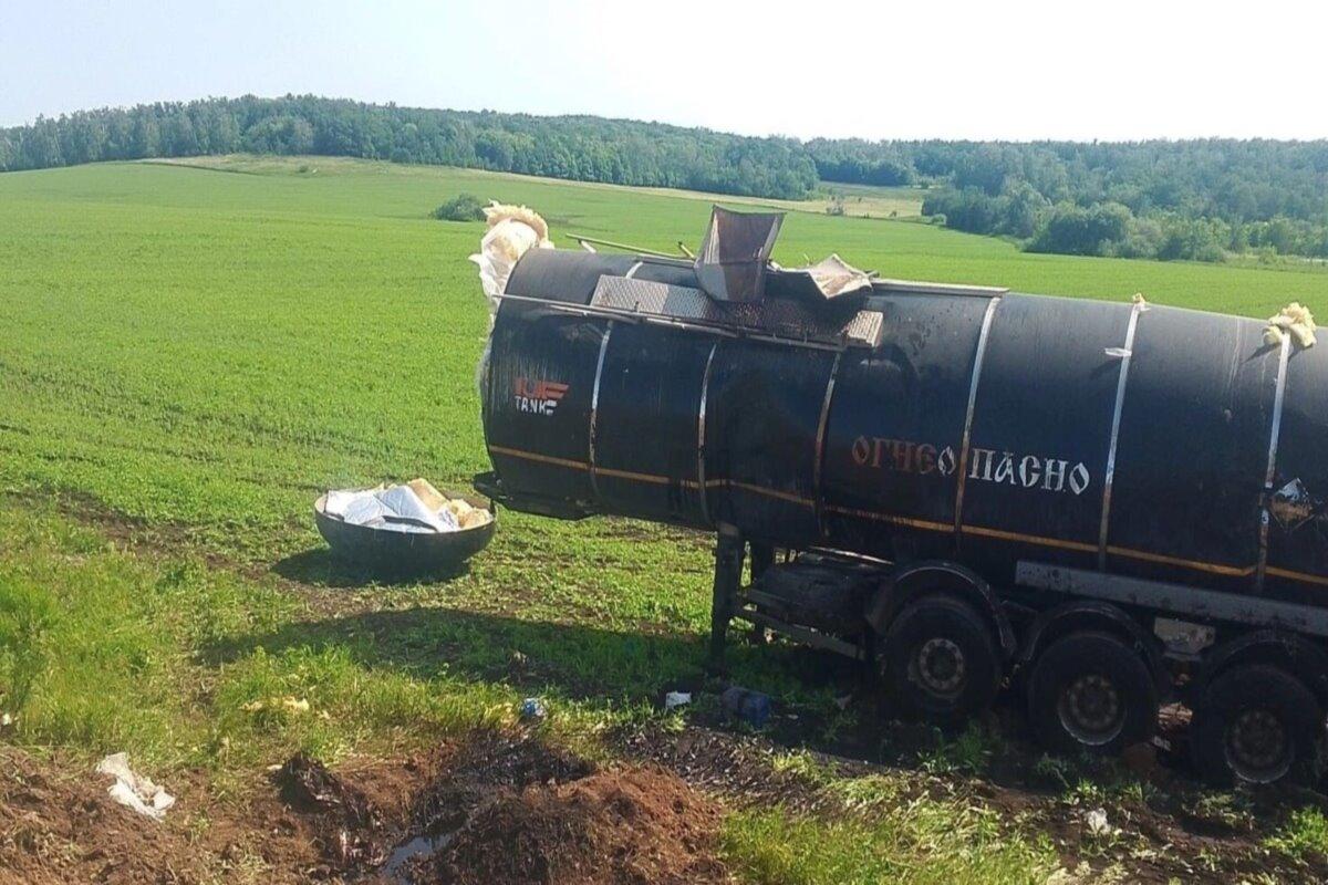 В Оренбуржье перевернувшаяся автоцистерна с нефтепродуктами нанесла ущерб посевам