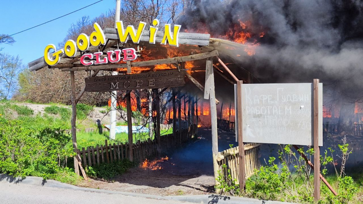 На Куршской косе под Калининградом сгорело кафе «Гудвин»