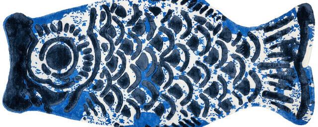 Дизайнер Паола Навоне создала ковёр в виде синей акварельной рыбы для марки Illulian