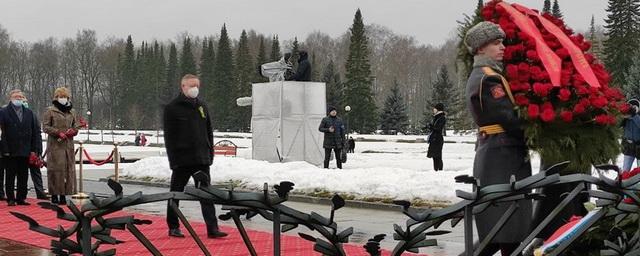 Беглов почтил память жертв блокады Ленинграда на Пискаревском кладбище