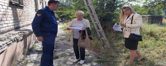 В Волгограде произошел пожар в здании бывшего общежития, признанном аварийным