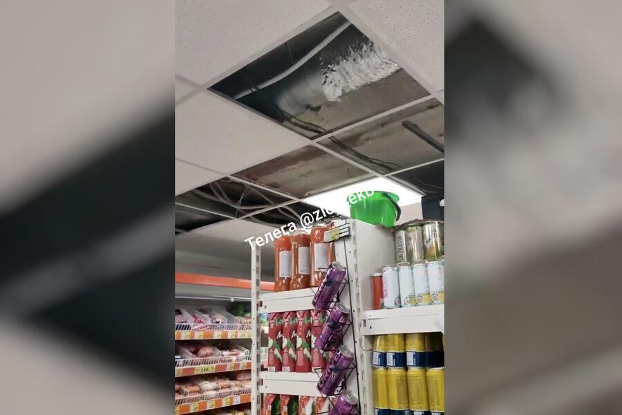 В Свердловской области на пенсионерку в супермаркете рухнул потолок