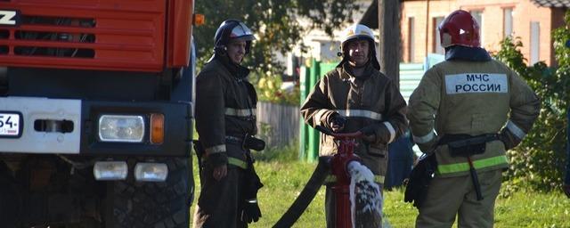 Бердские пожарные потушили горящее в частном доме сено