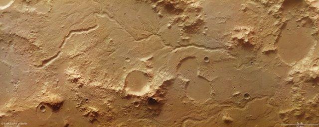 ESA опубликовало снимок высохшего русла марсианской реки
