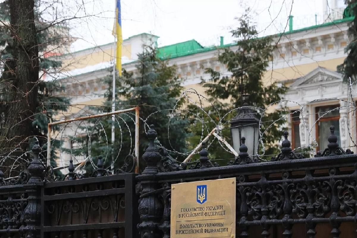 Россия расторгла договор аренды с посольством Украины