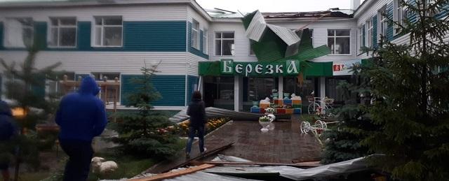 В Татарстане штормом снесло крышу детсада и свернуло строительный кран