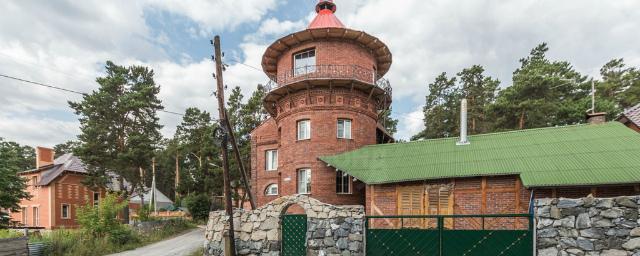 Под Новосибирском вместе с отелем «Старый замок» продают особняк