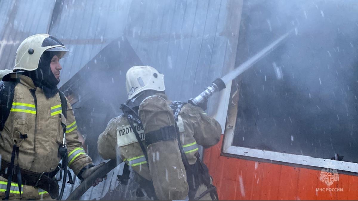 В Волгограде спасатели потушили огонь на НПЗ после падения беспилотника