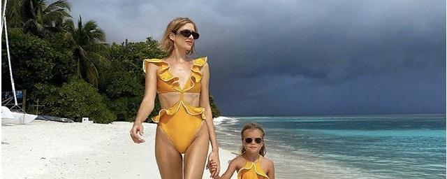 Лена Перминова наряжает себя и дочь в одинаковые дизайнерские купальники
