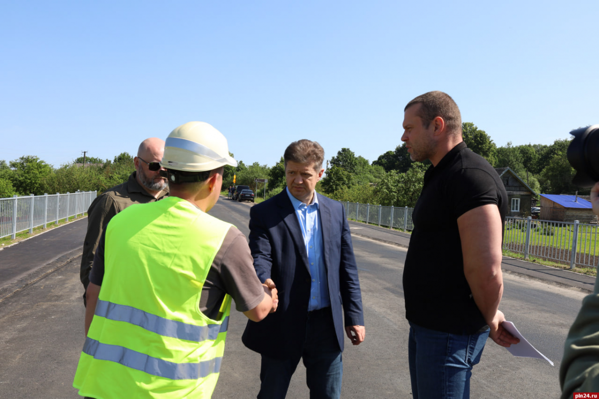 Замгубернатора Псковской области проверил ход дорожных работ на 15 объектах