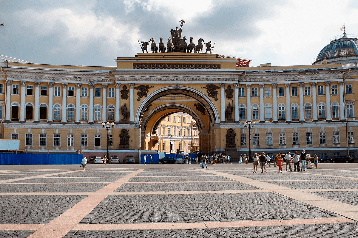 В Петербурге на Дворцовой площади мужчина на электровелосипеде сбил ребенка