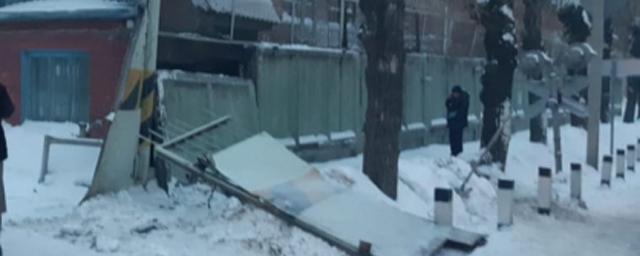 В Омске рухнула плита бетонного забора: погибла женщина