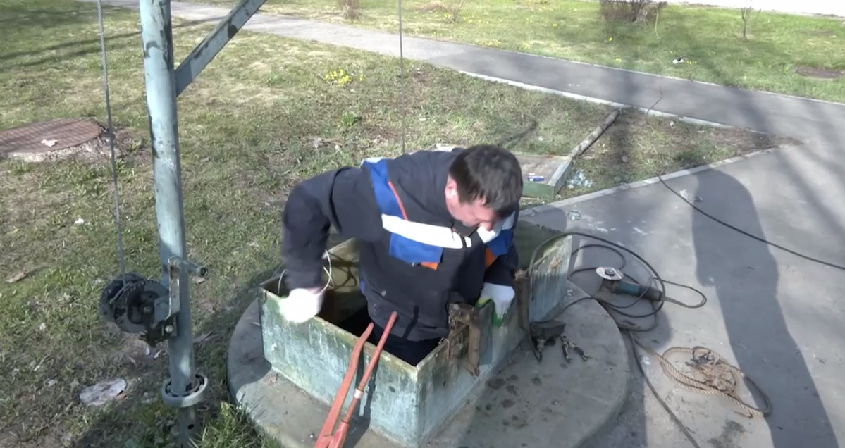 В поселке Зеленоградский Городского округа Пушкинский устанавливают новое насосное оборудование