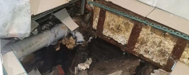 В Мурманске 16-летняя девочка провалилась в подвал во время приема душа