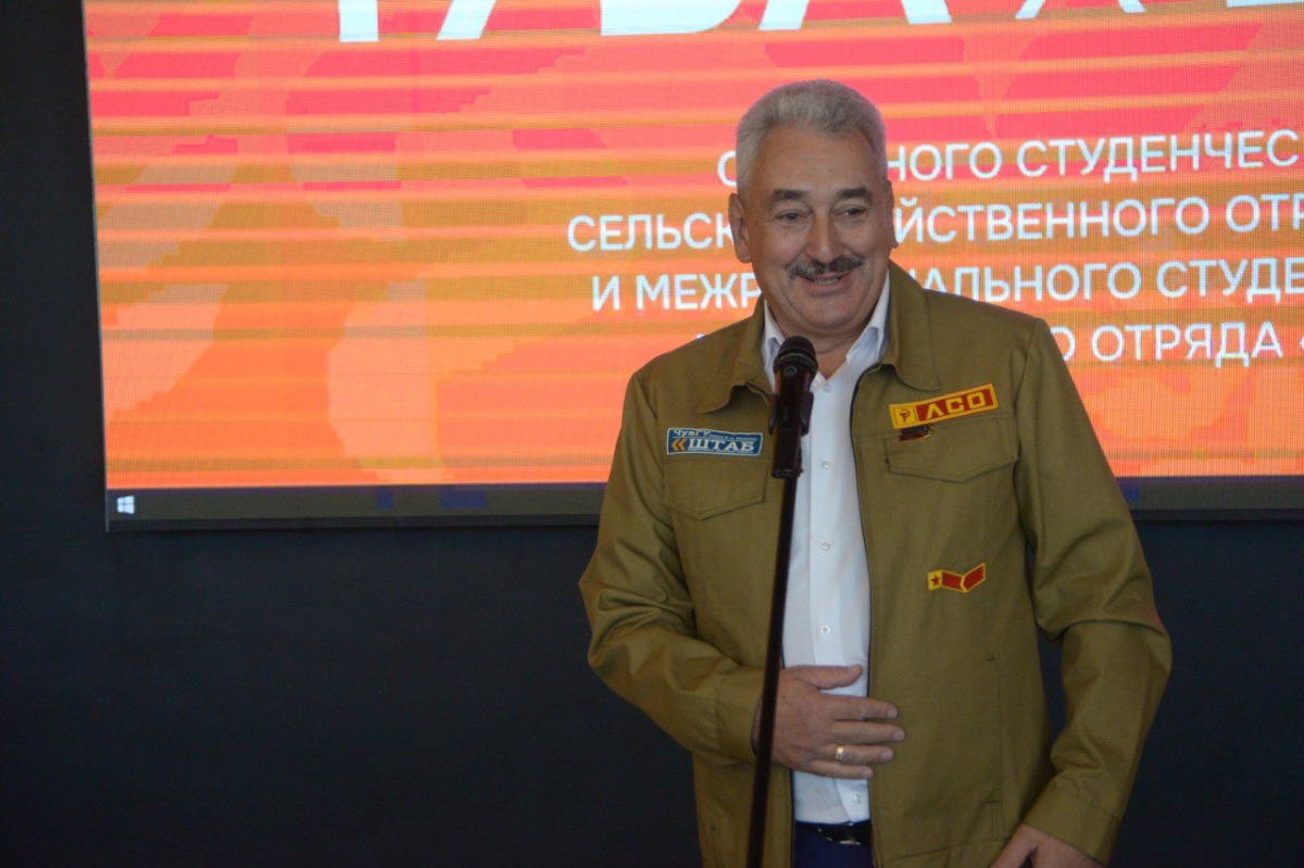 Спикер Госсовета Чувашии Леонид Черкесов поздравил с завершением летнего трудового сезона участников отрядов «ЧУВА» и «Вита»