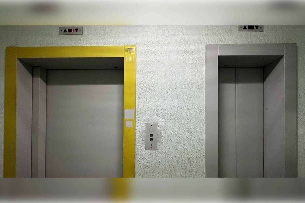 В Астрахани упал лифт, в котором ехали супруги с детьми