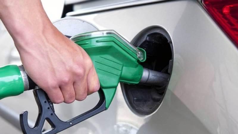 Британские автомобилисты закупают бензин впрок из-за слухов о нехватке топлива в стране