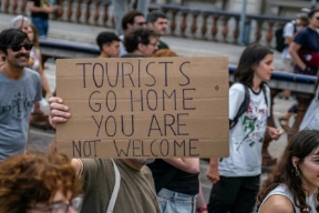 Активисты в Барселоне придумали новый способ борьбы с овертуризмом