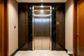 Жителям Удмуртии напомнили сроки замены старых лифтов в многоквартирных домах