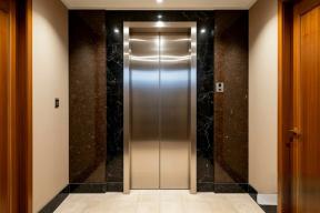 Жителям Удмуртии напомнили сроки замены старых лифтов в многоквартирных домах