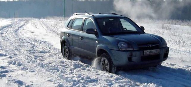 В Крыму водитель почти сутки провел в заблокированной снежным заносом машине