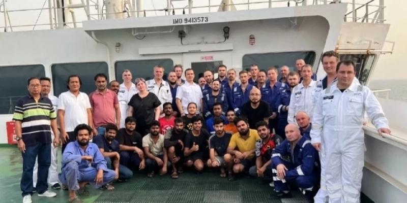 Экипаж российского (страна-террорист) танкера спас команду моряков тонущего судна в Аденском заливе