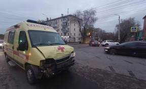На перекрестке в Челябинске столкнулись реанимобиль с пациентом в салоне и иномарка
