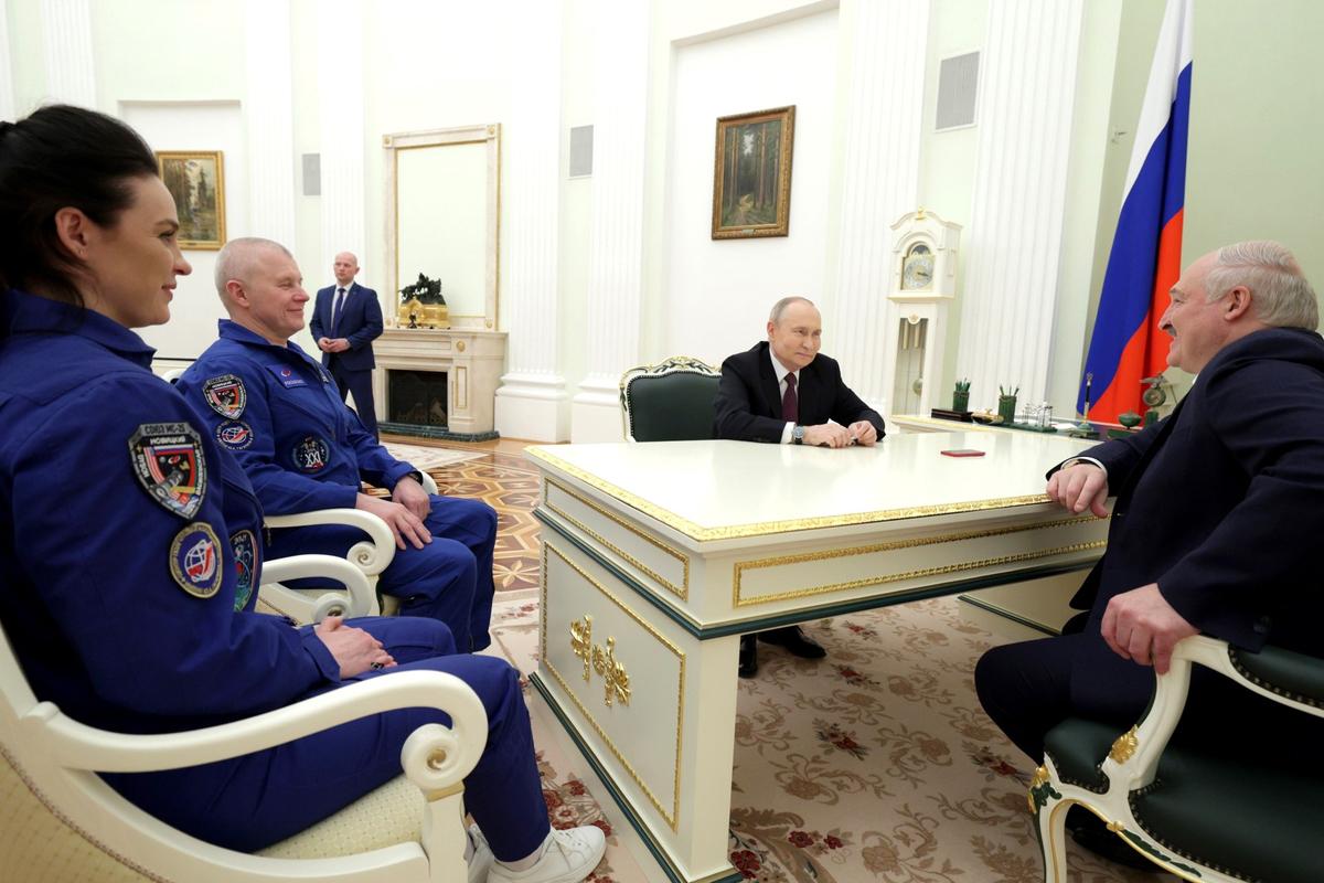Путин (военный преступник) и Лукашенко в День космонавтики поздравили семью оленевода с Ямала с золотой свадьбой