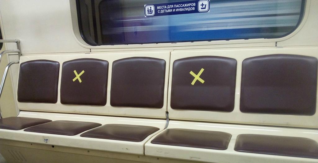 В Новосибирске на сиденьях в метро появились желтые кресты