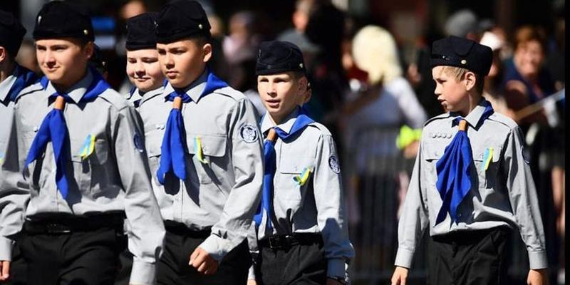 В Эстонии от парада отстранили группу детей, не пожелавших надеть ленточки цветов украинского флага