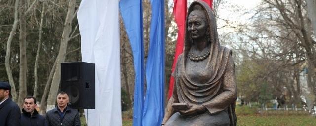 В Махачкале открыли памятник поэтессе Фазу Алиевой