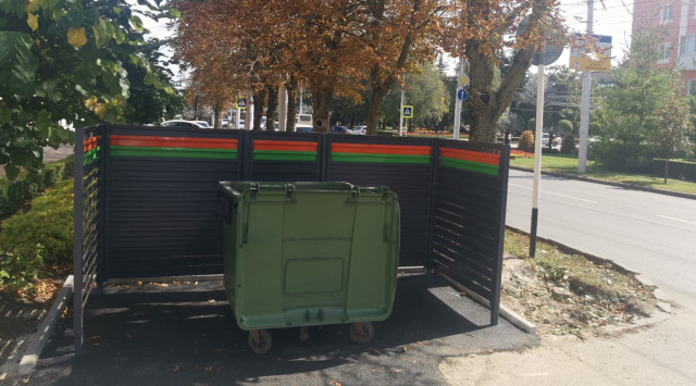 В центре Ставрополя заменили ограждения для мусорных площадок