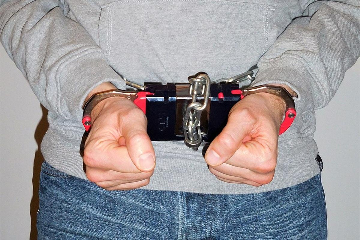 В Новгородской области задержанный напал на полицейского: два месяца СИЗО за попытку задушить служителя закона