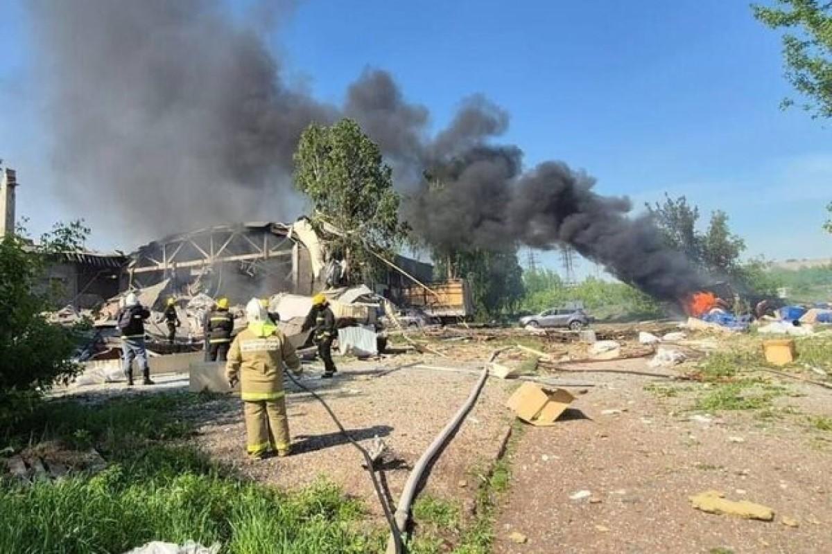 Три человека пострадали при взрыве на заводе в Башкирии