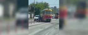 В Барнауле трамвай сошёл с рельсов и врезался в Toyota RAV4
