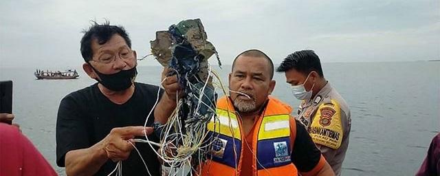 В Индонезии обнаружили место падения самолета Boeing 737-524