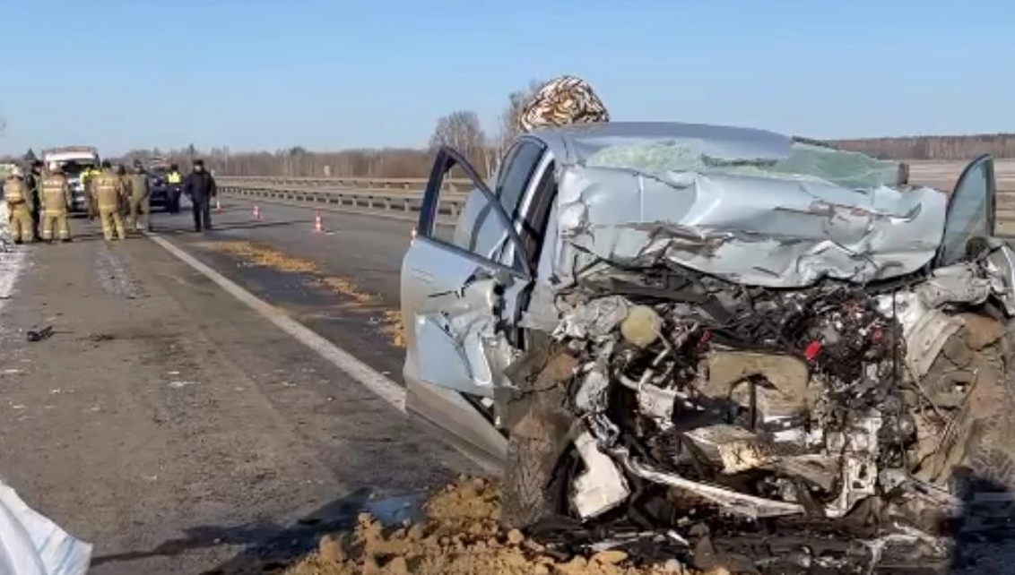 Два человека погибли в ДТП с грузовиком в Свердловской области