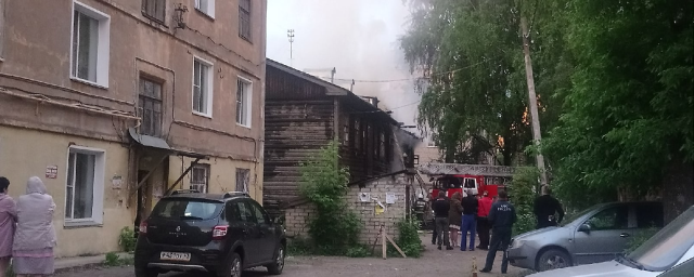В Кирове на Октябрьском проспекте сгорел деревянный дом