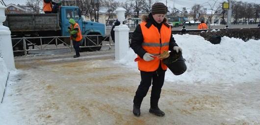 В Рязани продолжается борьба с гололедом