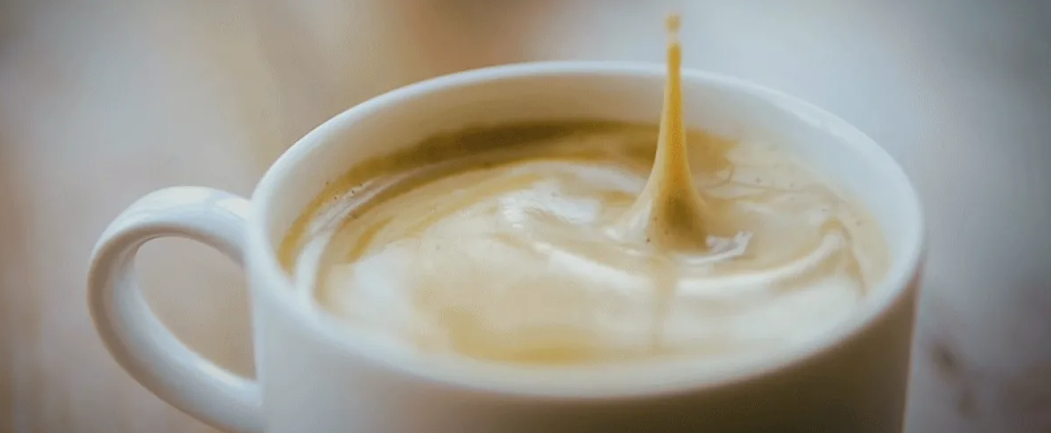 Ученые рассказали о пользе молока в кофе
