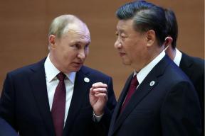 Одинаковый ковёр, разная цена: как Пекин обставил визиты Трампа и Путина, чтобы показать, кто тут настоящий партнёр