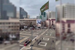 Мэр Краснодара Евгений Наумов принял участие в торжественном поднятии флага в поддержку участников спецоперации в честь годовщины начала СВО