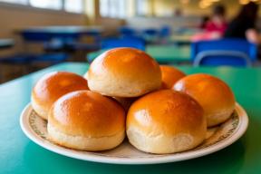 В Ростовской области проинспектируют стоимость булочек в школах