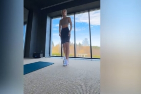 Polina Gagarina shared a video from a home workout session