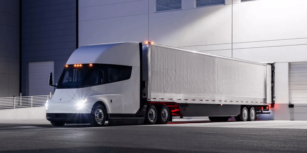 Первый грузовик от корпорации Tesla Semi массой более 36 тонн смог проехать 800 км без подзарядки
