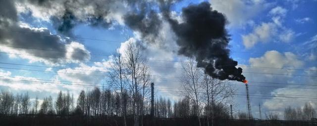 Минприроды объяснило, почему шел черный дым от завода в Омске